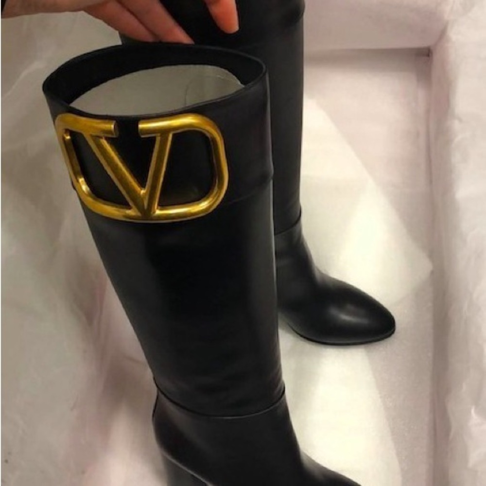 LKN Valentino Garvani V logo boots! Wore it twice comes with dustbag and box